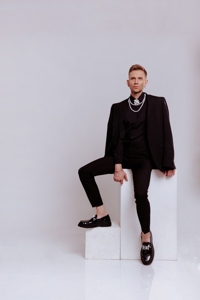 Олег YouRich, директор по развитию, маркетингу и рекламе клиники и салона красоты Gen87 — тот, чьи образы обсуждают, критикуют или пытаются копировать. Равнодушных мало. И сегодня он — герой нашей рубрики «Свой стиль».