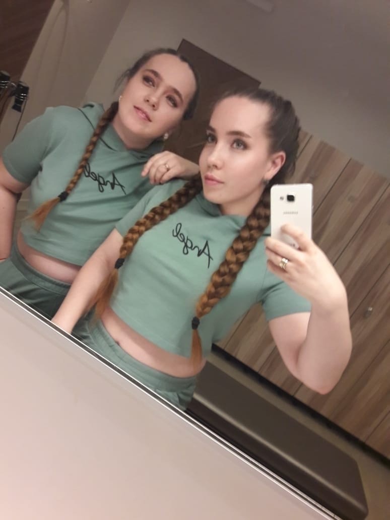 Познакомимся с необычным методом похудения, тейпированием, вместе с владимирскими актрисами-близнецами Евгенией и Ксенией Каратыгиными, участницами эксперимента в рамках программы «Чудо техники» на НТВ.