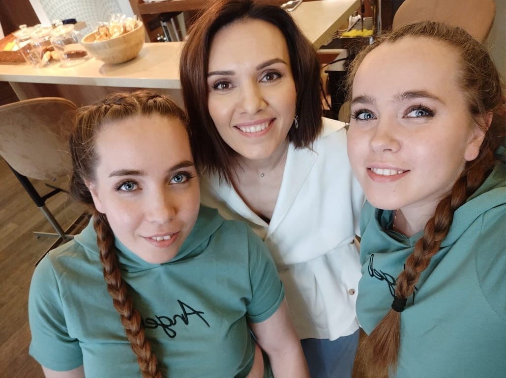 Познакомимся с необычным методом похудения, тейпированием, вместе с владимирскими актрисами-близнецами Евгенией и Ксенией Каратыгиными, участницами эксперимента в рамках программы «Чудо техники» на НТВ.