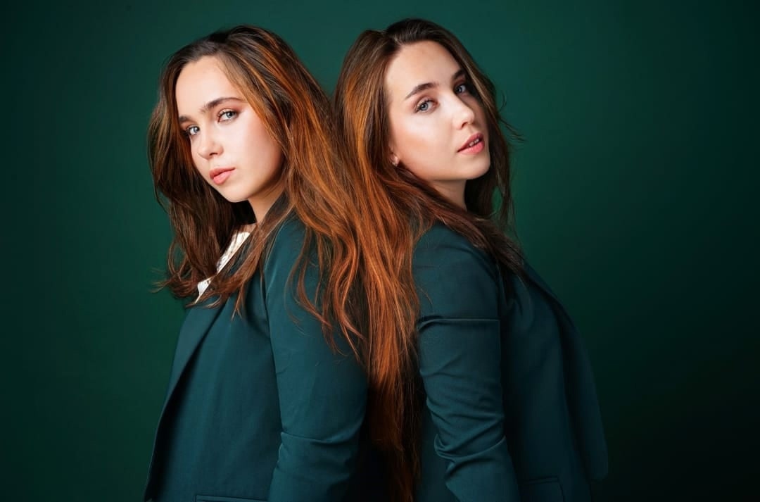 Познакомимся с необычным методом похудения, тейпированием, вместе с владимирскими актрисами-близнецами Евгенией и Ксенией Каратыгиными, участницами эксперимента в рамках программы «Чудо техники» на НТВ.