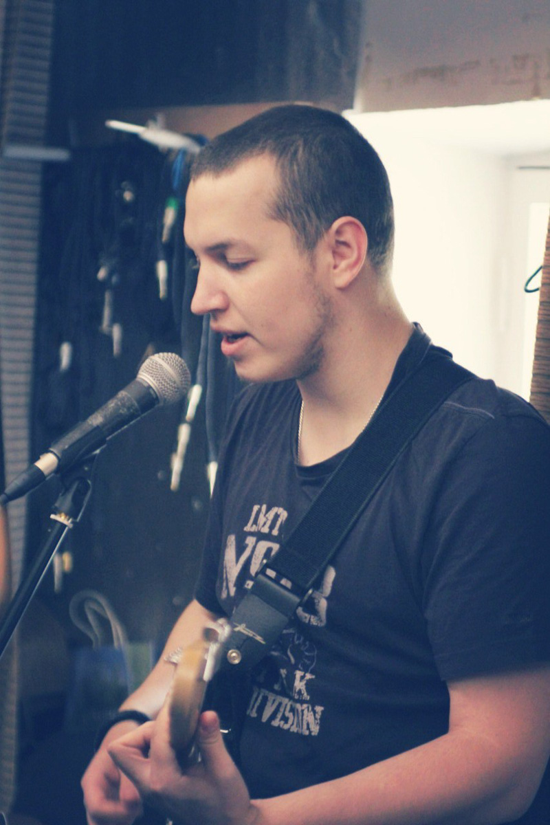 Кто пишет песни для известных блогеров? Рассматриваем обратную сторону чартов и звукозаписи с владимирским рэпером, сонграйтером Траем.