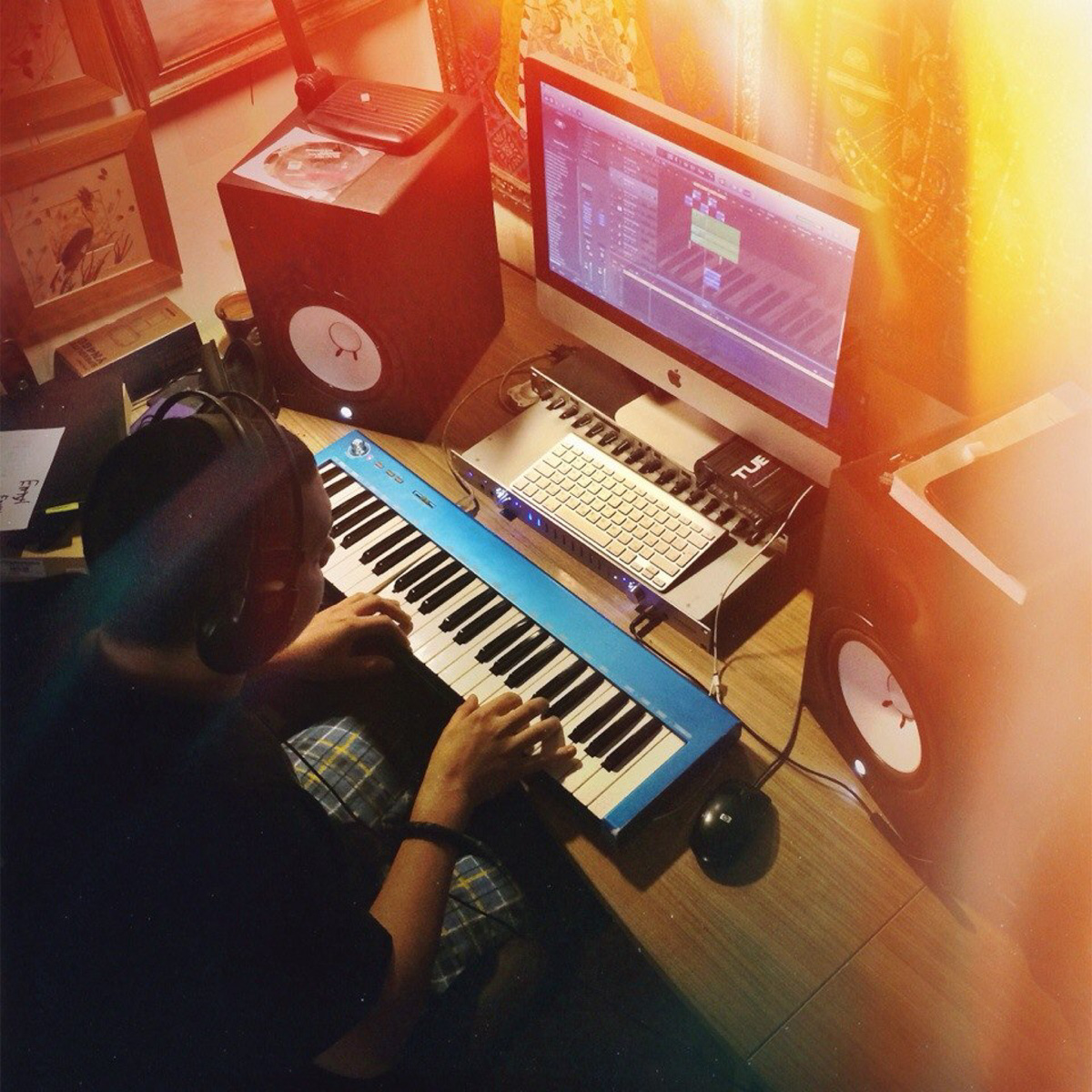 Кто пишет песни для известных блогеров? Рассматриваем обратную сторону чартов и звукозаписи с владимирским рэпером, сонграйтером Траем.