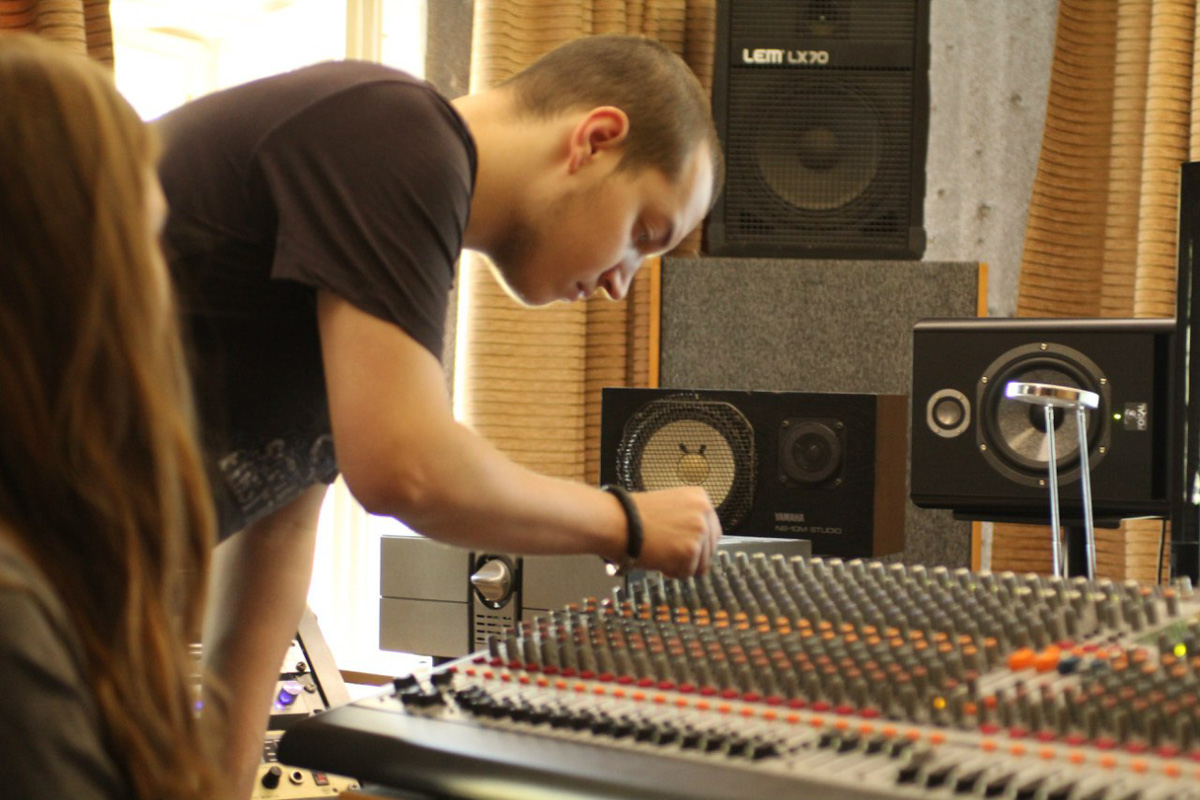 Кто пишет песни для известных блогеров? Рассматриваем обратную сторону чартов и звукозаписи с владимирским рэпером, сонграйтером Траем.