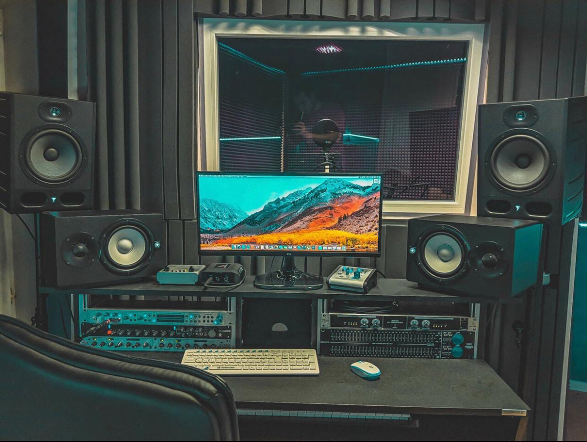 Кто пишет песни для известных блогеров? Рассматриваем обратную сторону чартов и звукозаписи с владимирским рэпером, сонграйтером Траем.