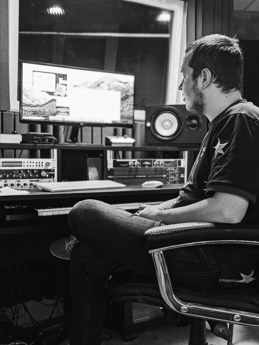 Кто пишет песни для известных блогеров? Рассматриваем обратную сторону чартов и звукозаписи с владимирским рэпером, сонграйтером Траем.