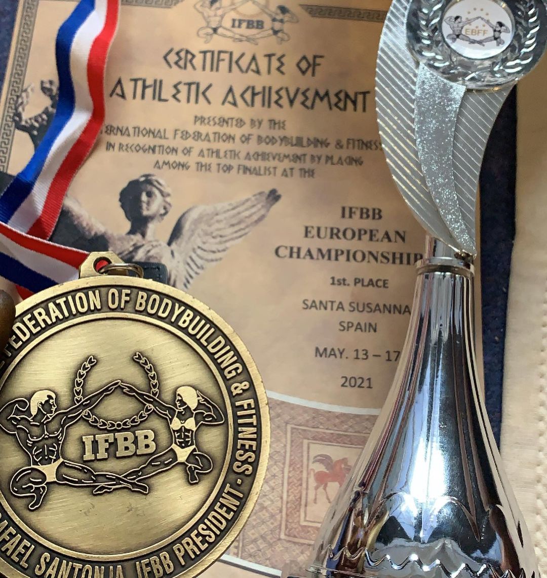 Буквально месяц назад фитнес-тренер Надежда Афанасьева взяла «золото» в юниорской категории на Кубке России по бодибилдингу, а уже в эти выходные держала в руках «золото» чемпионата Европы-2021! Узнаем у спортсменки, каково быть девушкой с лучшими формами и наградами.