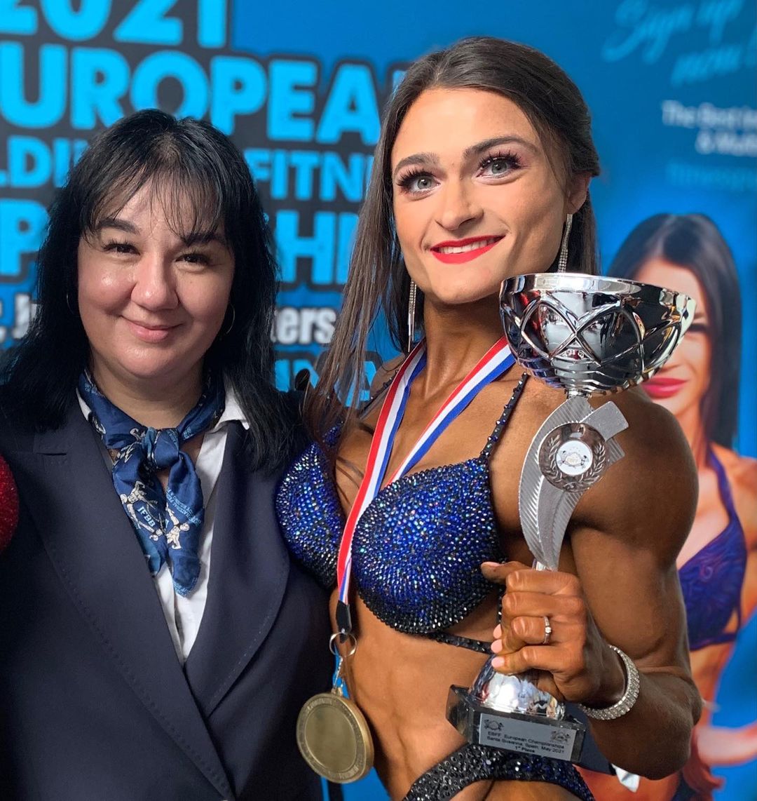 Буквально месяц назад фитнес-тренер Надежда Афанасьева взяла «золото» в юниорской категории на Кубке России по бодибилдингу, а уже в эти выходные держала в руках «золото» чемпионата Европы-2021! Узнаем у спортсменки, каково быть девушкой с лучшими формами и наградами.