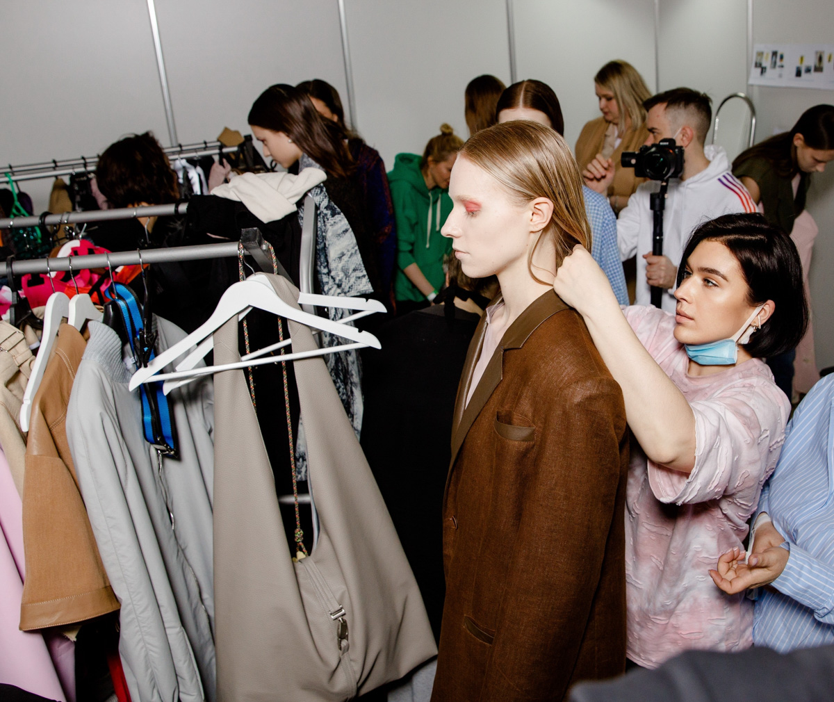 Яна Горохова - дизайнер локальной марки ICÔNE - представила свою коллекцию. Ее коллекция поучаствовала в Mercedes-Benz Fashion Week Russia. Благодаря чему стал возможен этот успех?