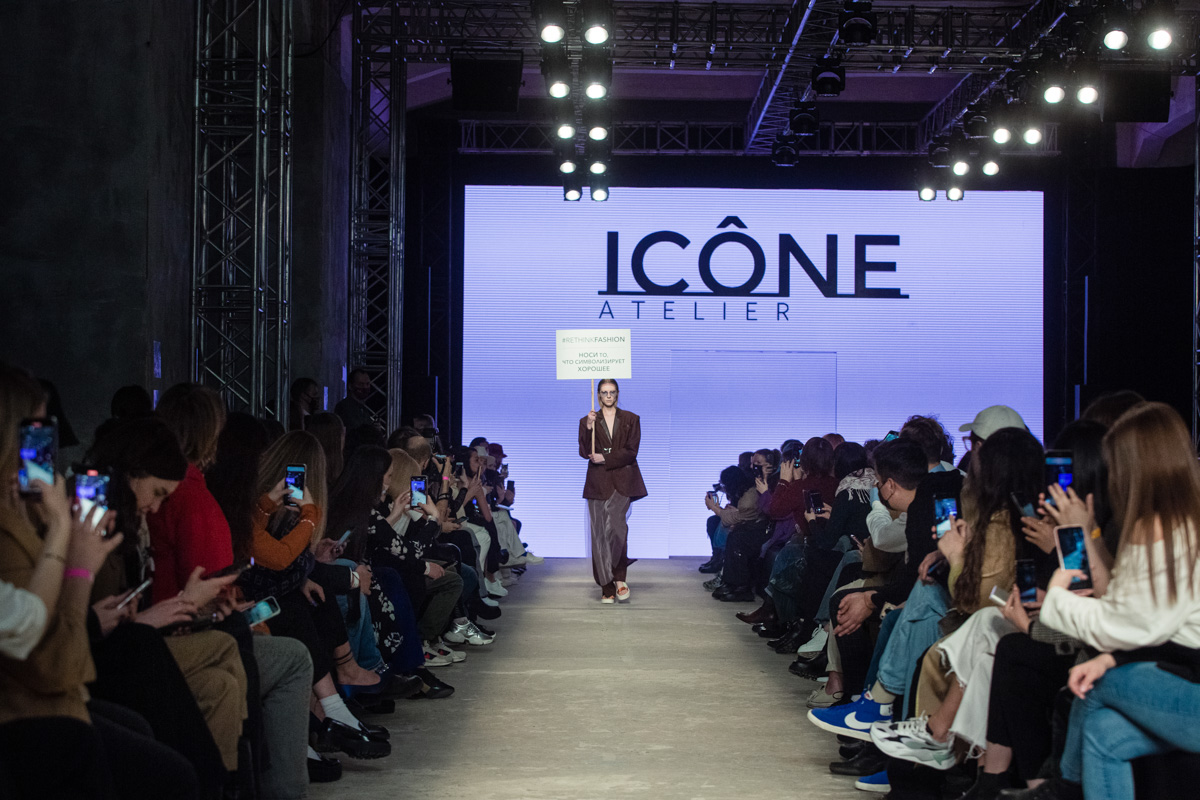 Яна Горохова - дизайнер локальной марки ICÔNE - представила свою коллекцию. Ее коллекция поучаствовала в Mercedes-Benz Fashion Week Russia. Благодаря чему стал возможен этот успех?
