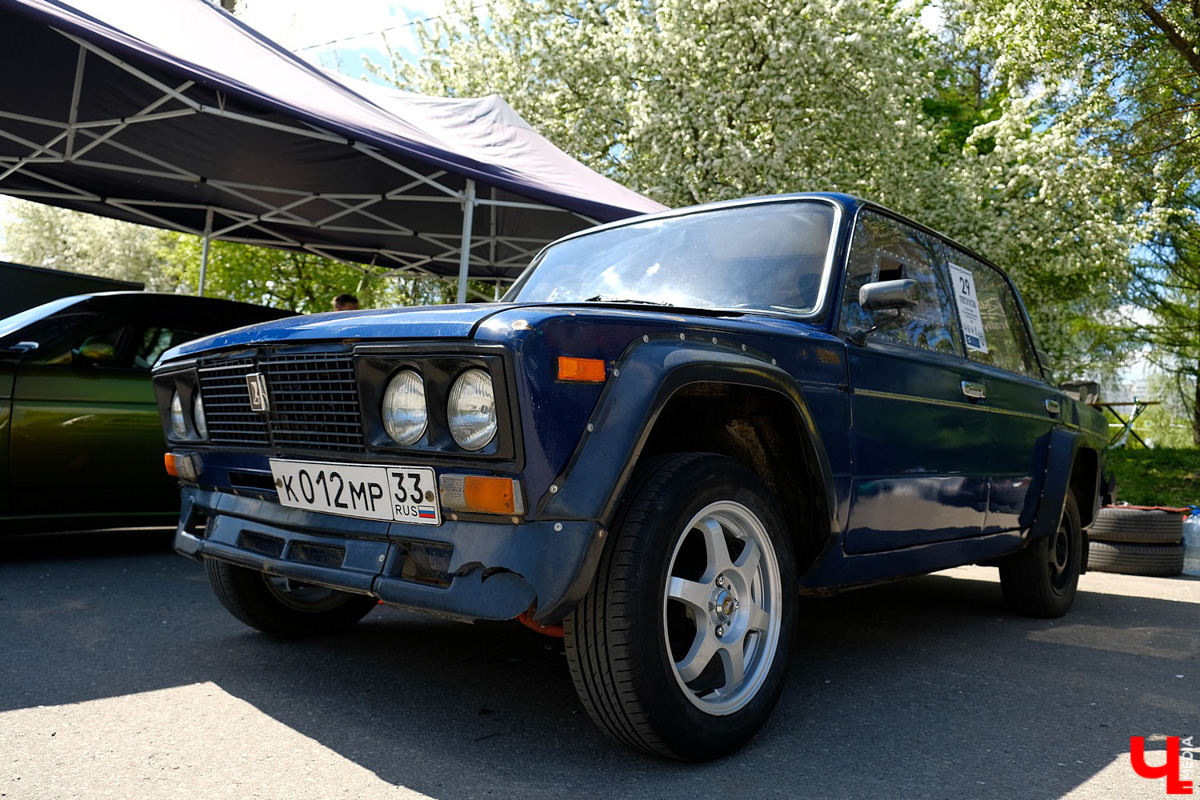 Впервые за несколько десятилетий автогонки разрешили проводить перед зданием администрации области. В чемпионате участвовали больше 40 спортсменов.