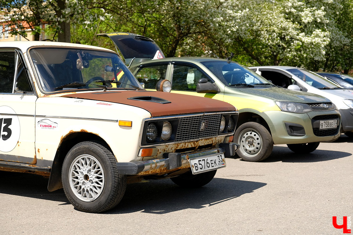 Впервые за несколько десятилетий автогонки разрешили проводить перед зданием администрации области. В чемпионате участвовали больше 40 спортсменов.