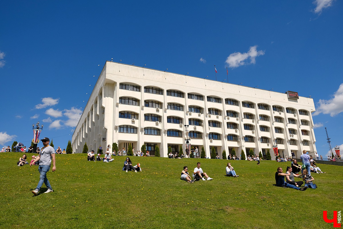 Впервые за несколько десятилетий автогонки разрешили проводить перед зданием администрации области. В чемпионате участвовали больше 40 спортсменов.