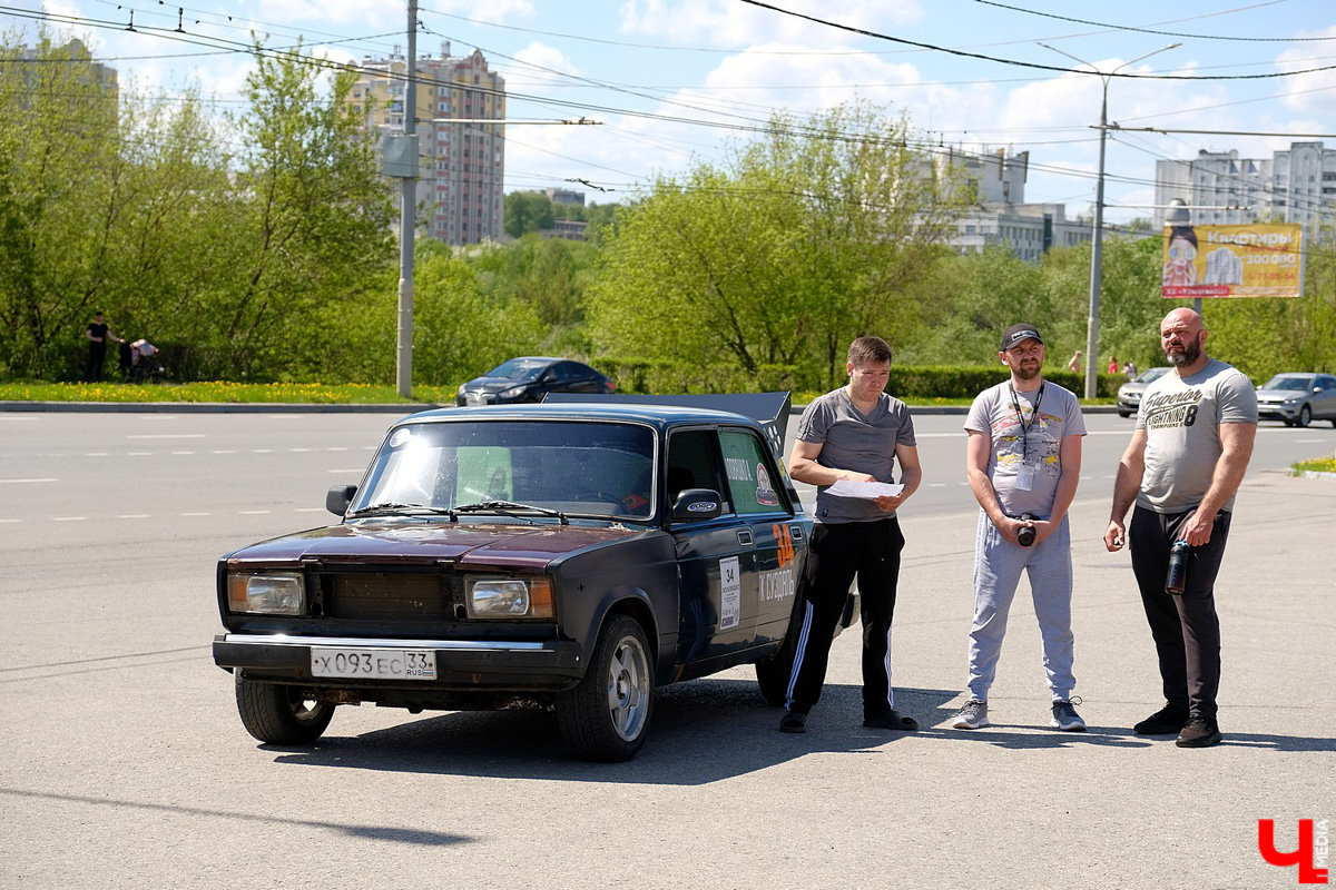 Впервые за несколько десятилетий автогонки разрешили проводить перед зданием администрации области. В чемпионате участвовали больше 40 спортсменов.