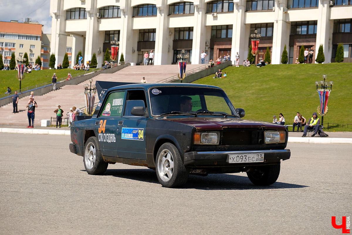 Впервые за несколько десятилетий автогонки разрешили проводить перед зданием администрации области. В чемпионате участвовали больше 40 спортсменов.