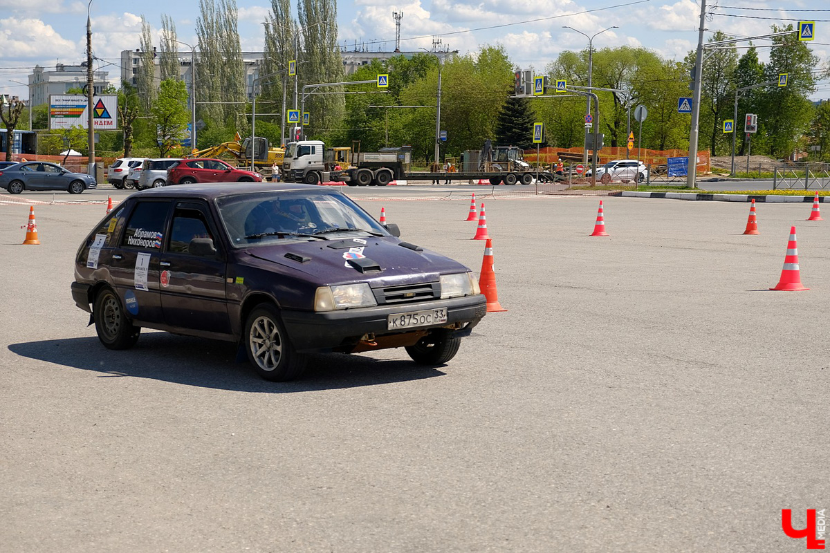 Впервые за несколько десятилетий автогонки разрешили проводить перед зданием администрации области. В чемпионате участвовали больше 40 спортсменов.
