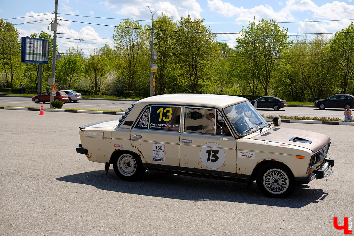 Впервые за несколько десятилетий автогонки разрешили проводить перед зданием администрации области. В чемпионате участвовали больше 40 спортсменов.