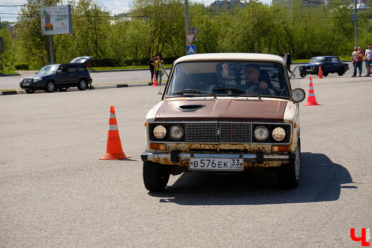 Впервые за несколько десятилетий автогонки разрешили проводить перед зданием администрации области. В чемпионате участвовали больше 40 спортсменов.