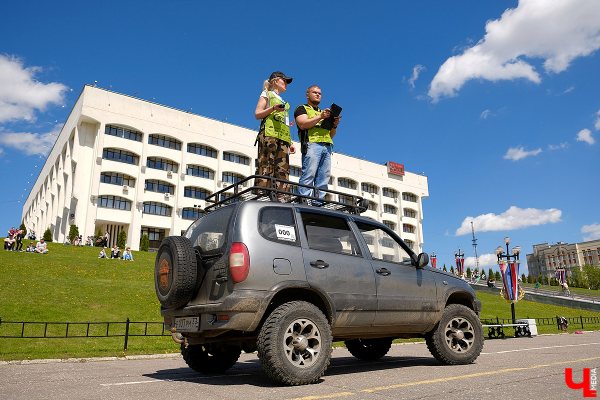 Впервые за несколько десятилетий автогонки разрешили проводить перед зданием администрации области. В чемпионате участвовали больше 40 спортсменов.