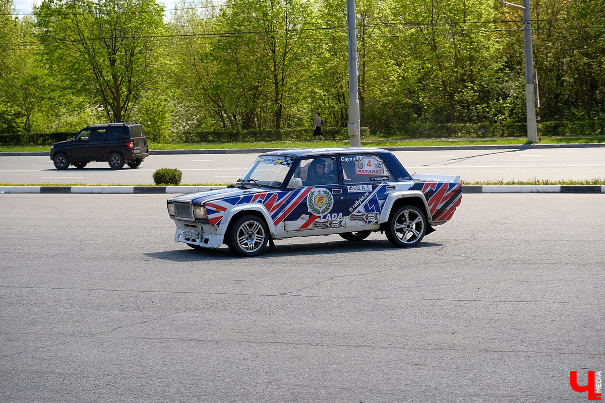 Впервые за несколько десятилетий автогонки разрешили проводить перед зданием администрации области. В чемпионате участвовали больше 40 спортсменов.