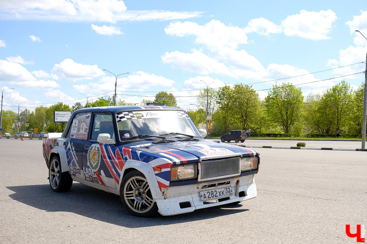 Впервые за несколько десятилетий автогонки разрешили проводить перед зданием администрации области. В чемпионате участвовали больше 40 спортсменов.