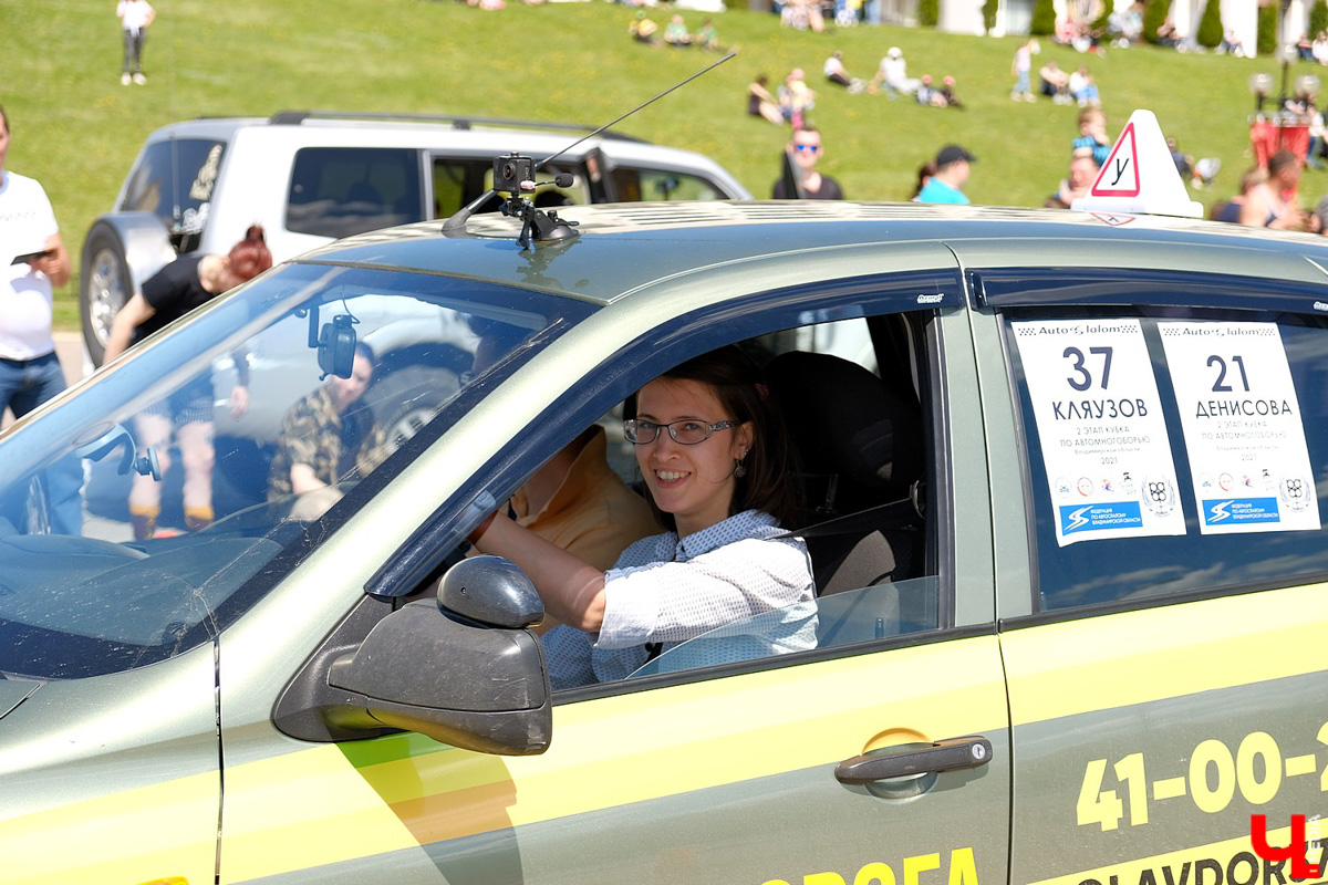 Впервые за несколько десятилетий автогонки разрешили проводить перед зданием администрации области. В чемпионате участвовали больше 40 спортсменов.