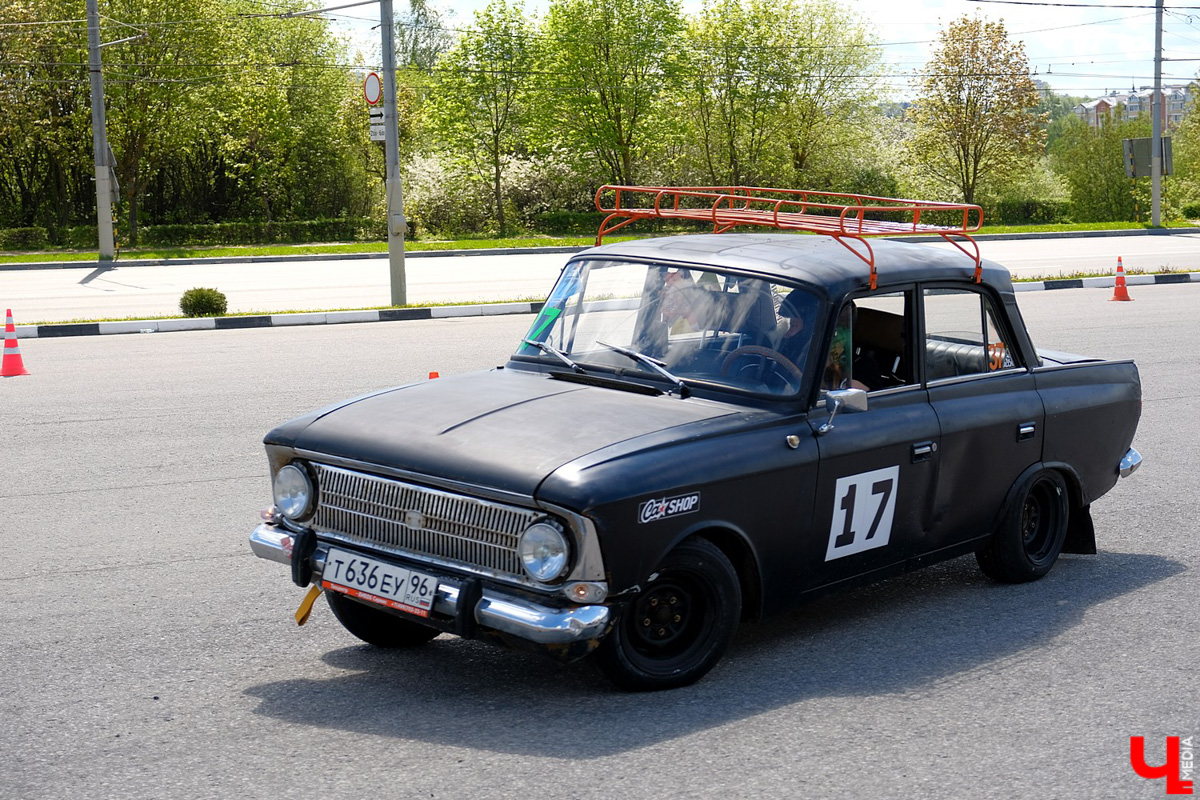 Впервые за несколько десятилетий автогонки разрешили проводить перед зданием администрации области. В чемпионате участвовали больше 40 спортсменов.