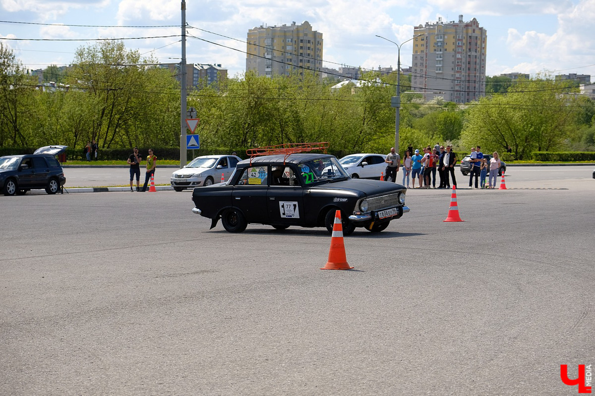 Впервые за несколько десятилетий автогонки разрешили проводить перед зданием администрации области. В чемпионате участвовали больше 40 спортсменов.