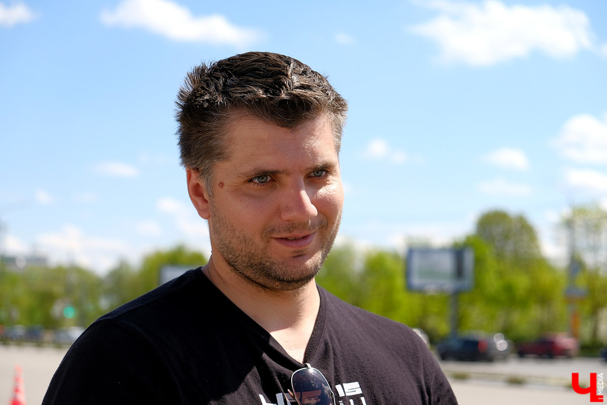 Впервые за несколько десятилетий автогонки разрешили проводить перед зданием администрации области. В чемпионате участвовали больше 40 спортсменов.