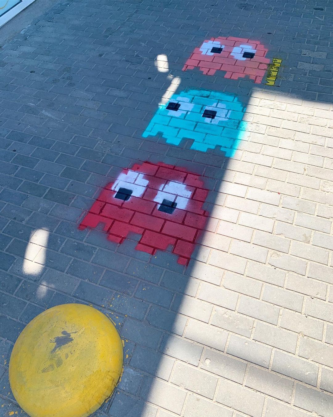 Попробуем вычислить координаты нескольких локаций, преображенных баллончиками с краской, и добавить ярких пятен в ленту социальных сетей. Поиграем в «Пакман» с Мишкиным, поэкспериментируем в заброшенных зданиях с Никитой Молнией, полюбуемся на огромный портрет мистера Бина руки безымянного мастера.