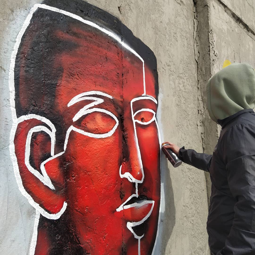 Попробуем вычислить координаты нескольких локаций, преображенных баллончиками с краской, и добавить ярких пятен в ленту социальных сетей. Поиграем в «Пакман» с Мишкиным, поэкспериментируем в заброшенных зданиях с Никитой Молнией, полюбуемся на огромный портрет мистера Бина руки безымянного мастера.