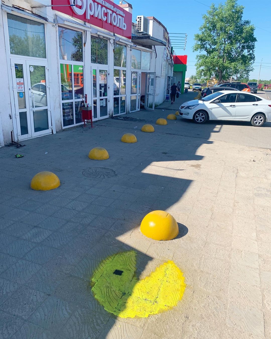 Попробуем вычислить координаты нескольких локаций, преображенных баллончиками с краской, и добавить ярких пятен в ленту социальных сетей. Поиграем в «Пакман» с Мишкиным, поэкспериментируем в заброшенных зданиях с Никитой Молнией, полюбуемся на огромный портрет мистера Бина руки безымянного мастера.