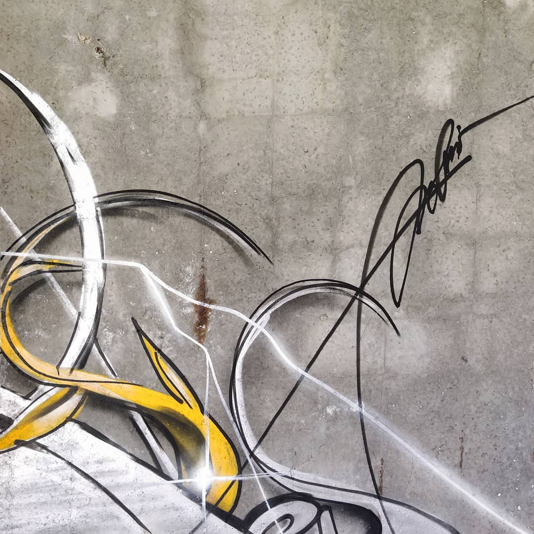 Попробуем вычислить координаты нескольких локаций, преображенных баллончиками с краской, и добавить ярких пятен в ленту социальных сетей. Поиграем в «Пакман» с Мишкиным, поэкспериментируем в заброшенных зданиях с Никитой Молнией, полюбуемся на огромный портрет мистера Бина руки безымянного мастера.