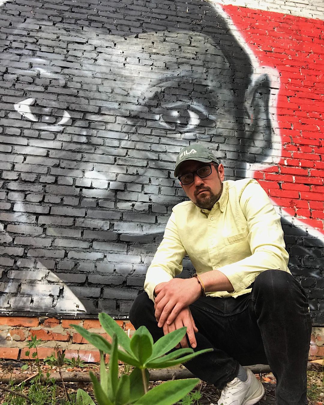 Попробуем вычислить координаты нескольких локаций, преображенных баллончиками с краской, и добавить ярких пятен в ленту социальных сетей. Поиграем в «Пакман» с Мишкиным, поэкспериментируем в заброшенных зданиях с Никитой Молнией, полюбуемся на огромный портрет мистера Бина руки безымянного мастера.