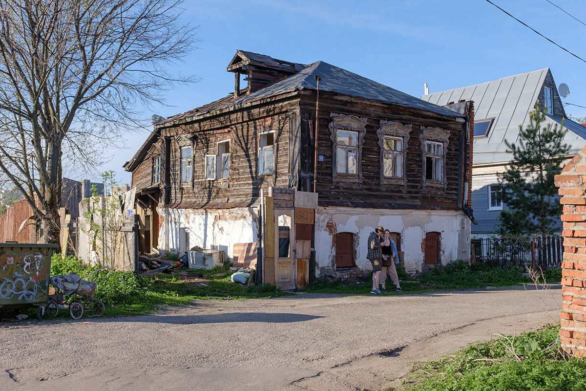 У карты Владимира появился дополнительный слой: теперь там отмечены колонки с бесплатной водой. А вот можно ли ее пить без кипячения — опытным путем проверили художники из арт-сообщества beznazvaniia.