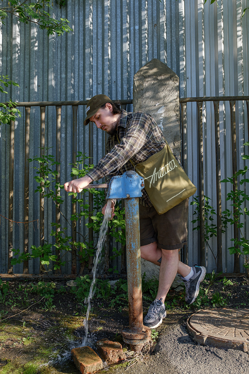 У карты Владимира появился дополнительный слой: теперь там отмечены колонки с бесплатной водой. А вот можно ли ее пить без кипячения — опытным путем проверили художники из арт-сообщества beznazvaniia.