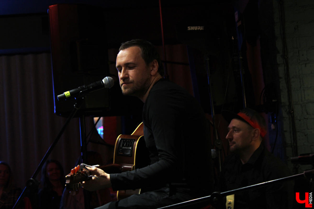 Музыканты группы «После 11» не раз бывали во Владимире в составе столичного государственного академического театра «Русская песня», но со своим авторским репертуаром приехали к нам впервые.