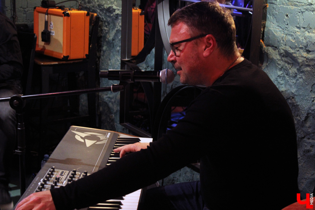 Музыканты группы «После 11» не раз бывали во Владимире в составе столичного государственного академического театра «Русская песня», но со своим авторским репертуаром приехали к нам впервые.