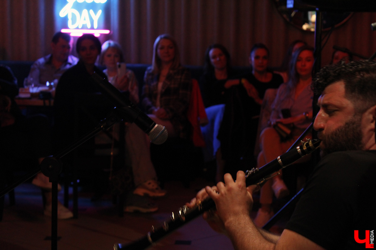 Музыканты группы «После 11» не раз бывали во Владимире в составе столичного государственного академического театра «Русская песня», но со своим авторским репертуаром приехали к нам впервые.