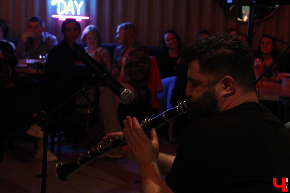 Музыканты группы «После 11» не раз бывали во Владимире в составе столичного государственного академического театра «Русская песня», но со своим авторским репертуаром приехали к нам впервые.