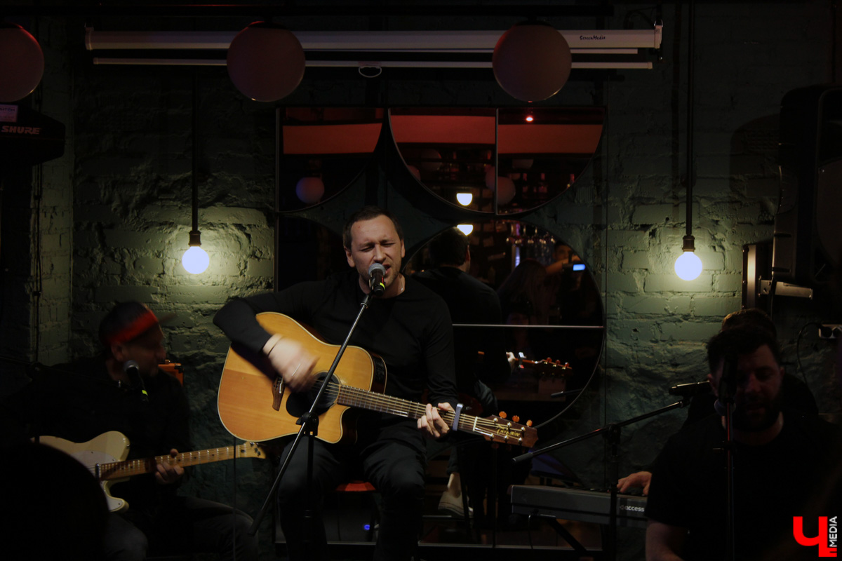 Музыканты группы «После 11» не раз бывали во Владимире в составе столичного государственного академического театра «Русская песня», но со своим авторским репертуаром приехали к нам впервые.