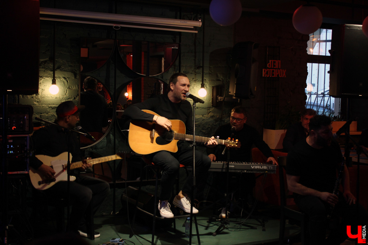 Музыканты группы «После 11» не раз бывали во Владимире в составе столичного государственного академического театра «Русская песня», но со своим авторским репертуаром приехали к нам впервые.