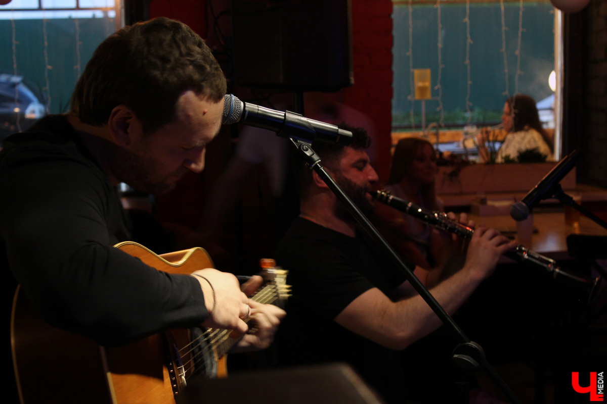 Музыканты группы «После 11» не раз бывали во Владимире в составе столичного государственного академического театра «Русская песня», но со своим авторским репертуаром приехали к нам впервые.