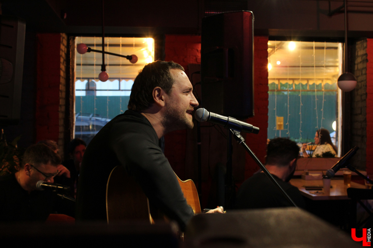 Музыканты группы «После 11» не раз бывали во Владимире в составе столичного государственного академического театра «Русская песня», но со своим авторским репертуаром приехали к нам впервые.