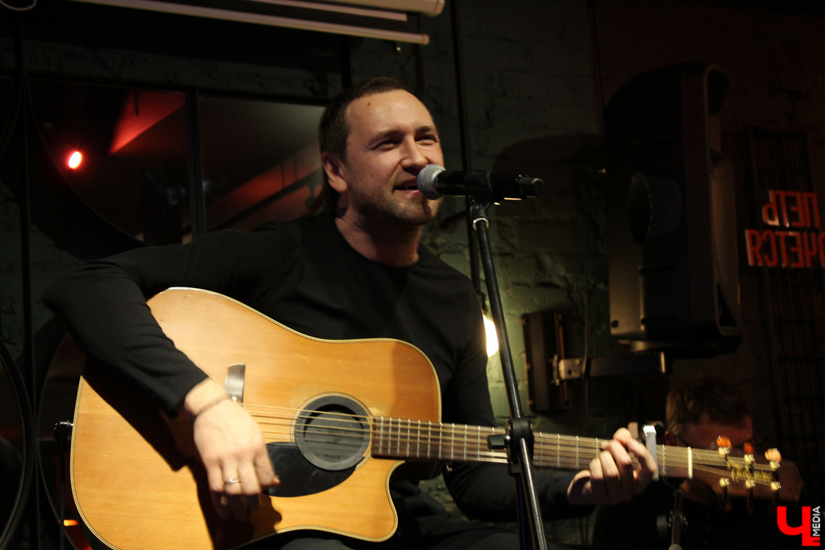 Музыканты группы «После 11» не раз бывали во Владимире в составе столичного государственного академического театра «Русская песня», но со своим авторским репертуаром приехали к нам впервые.