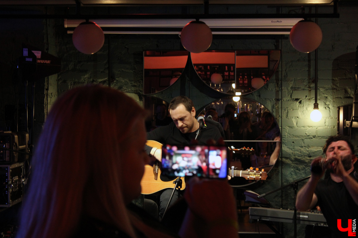 Музыканты группы «После 11» не раз бывали во Владимире в составе столичного государственного академического театра «Русская песня», но со своим авторским репертуаром приехали к нам впервые.