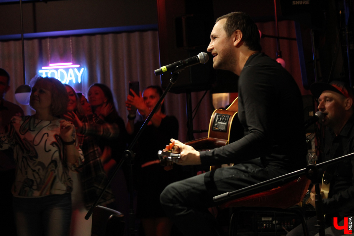 Музыканты группы «После 11» не раз бывали во Владимире в составе столичного государственного академического театра «Русская песня», но со своим авторским репертуаром приехали к нам впервые.