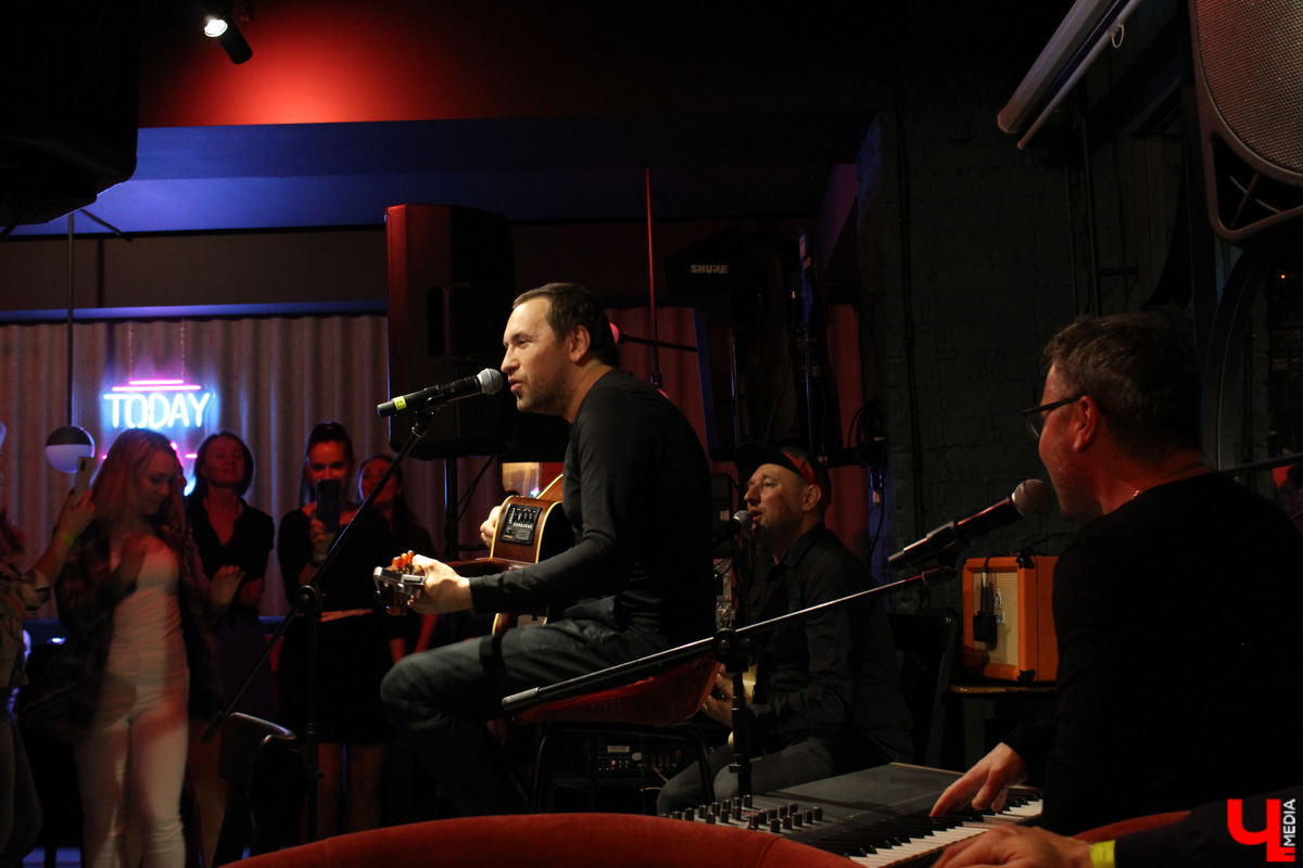 Музыканты группы «После 11» не раз бывали во Владимире в составе столичного государственного академического театра «Русская песня», но со своим авторским репертуаром приехали к нам впервые.