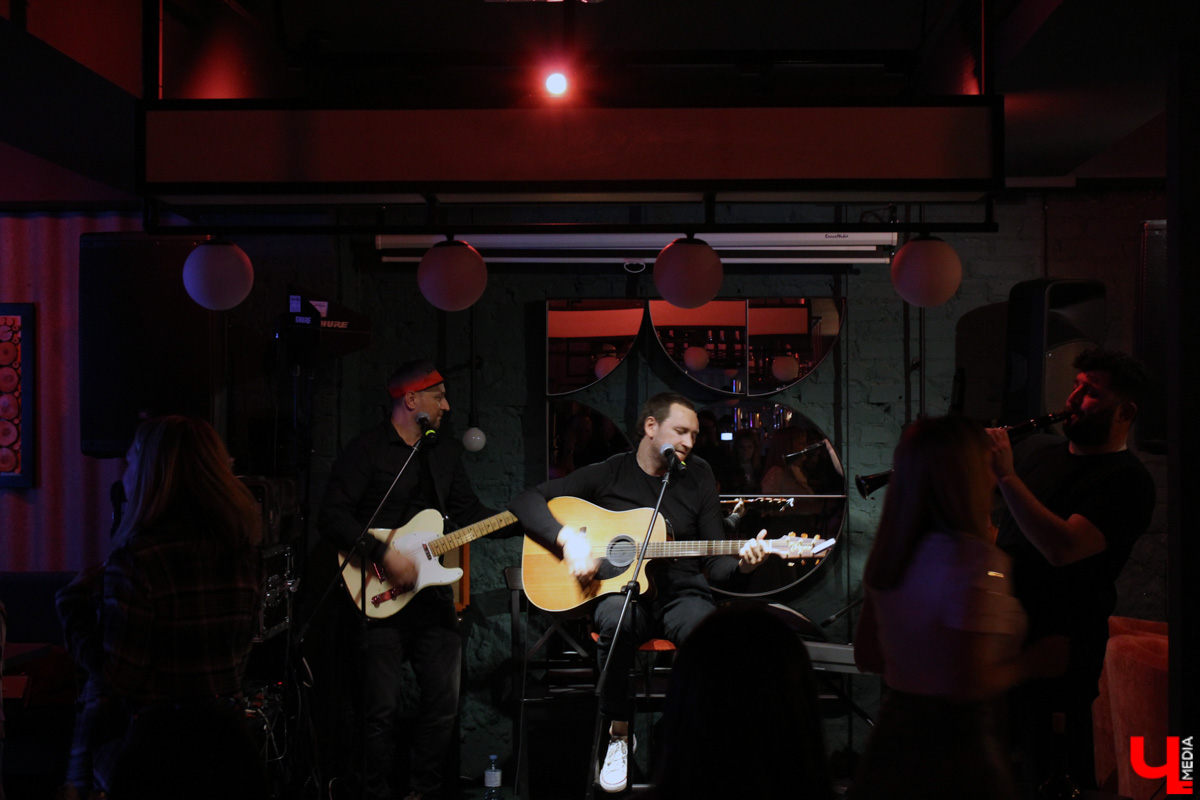 Музыканты группы «После 11» не раз бывали во Владимире в составе столичного государственного академического театра «Русская песня», но со своим авторским репертуаром приехали к нам впервые.