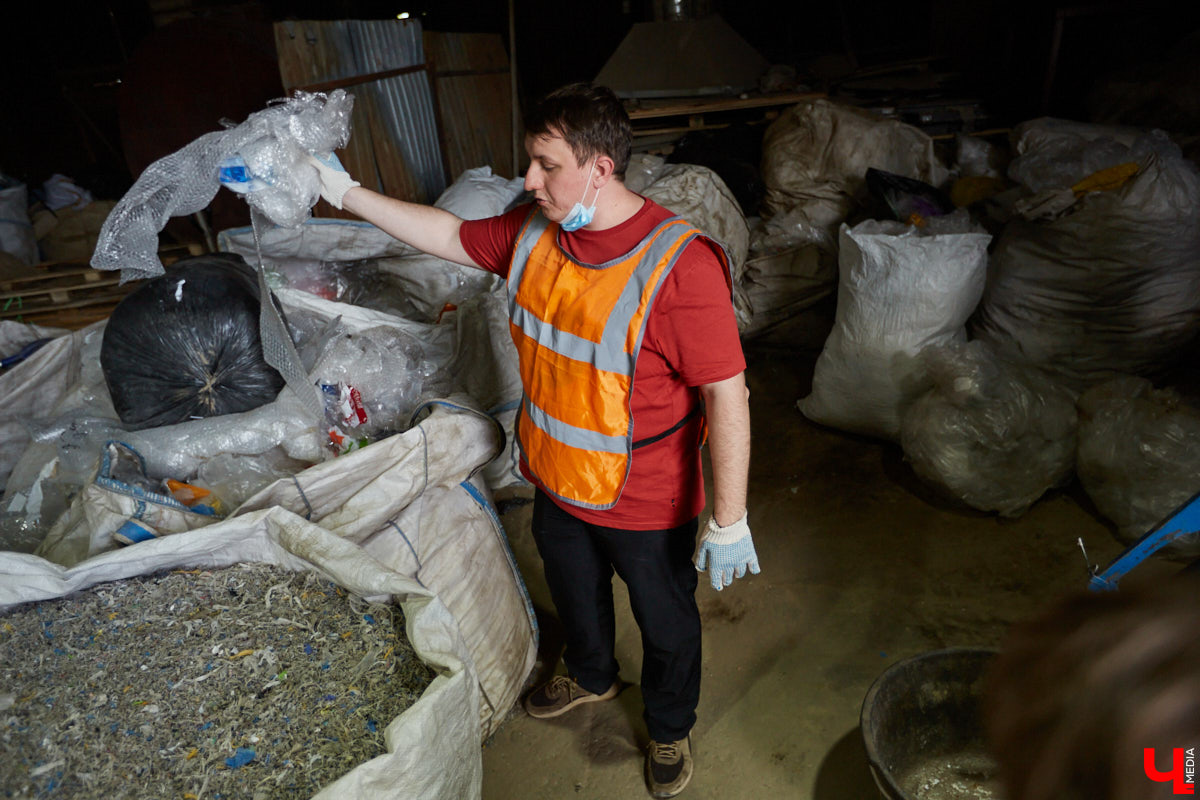 Как получается красивая мозаика из дробленого твердого пластика, зачем могут понадобиться 400-килограммовые кипы картона и что такое агломерат: «Ключ-Медиа» побывал на владимирской площадке, где мусор обретает вторую жизнь.