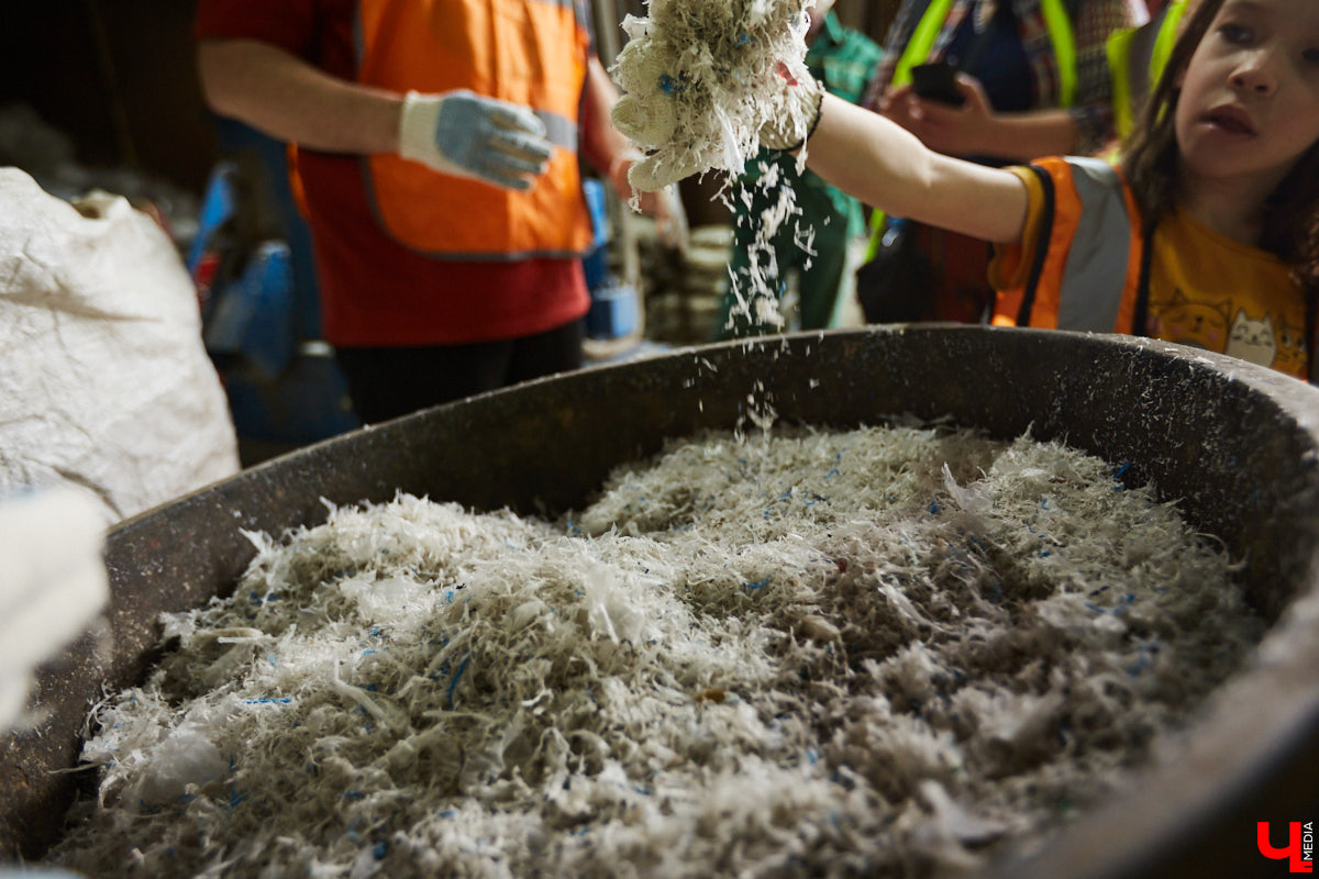 Как получается красивая мозаика из дробленого твердого пластика, зачем могут понадобиться 400-килограммовые кипы картона и что такое агломерат: «Ключ-Медиа» побывал на владимирской площадке, где мусор обретает вторую жизнь.